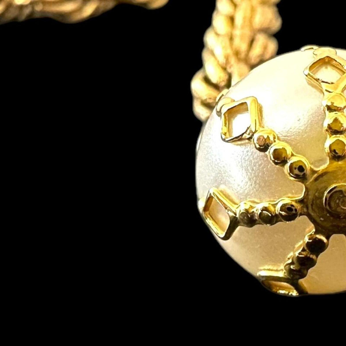 Elegant Gold Tone Rope Chain Necklace with Pearl Pendant