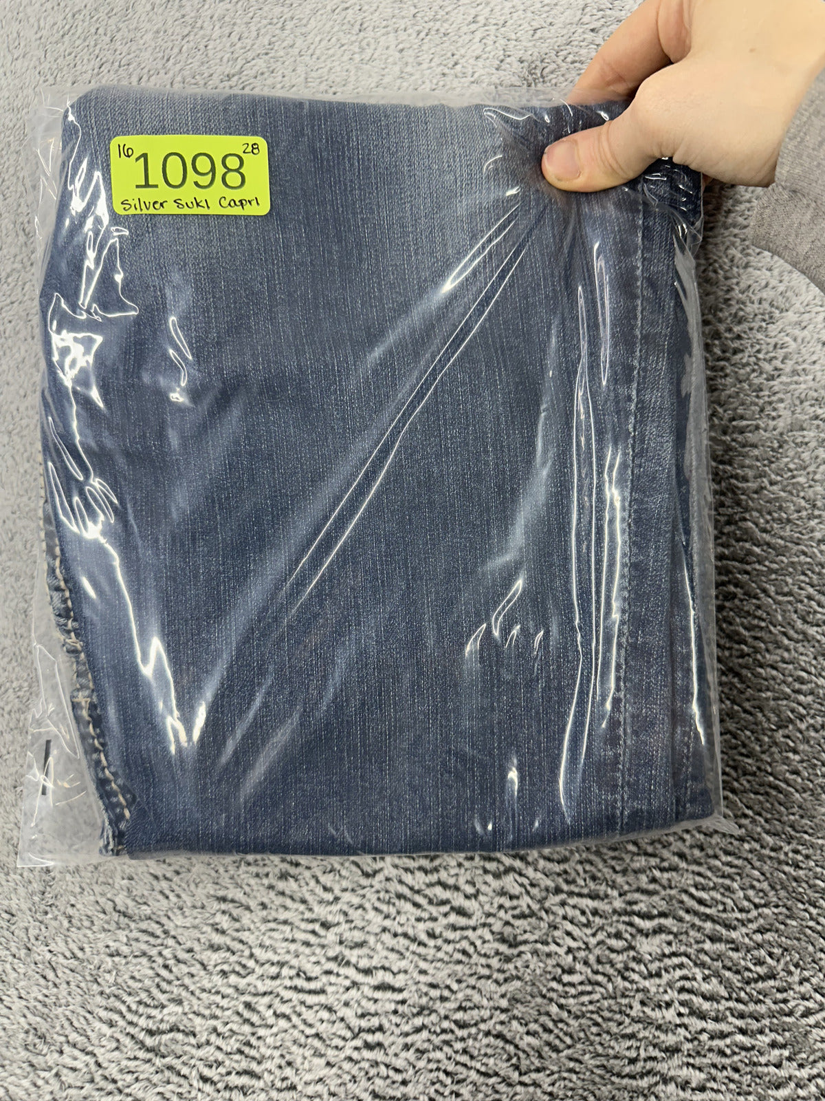 Silver Jeans Co. Natsuki Capri Jeans Mid Rise Medium Wash Blue Denim Cropped Y2K