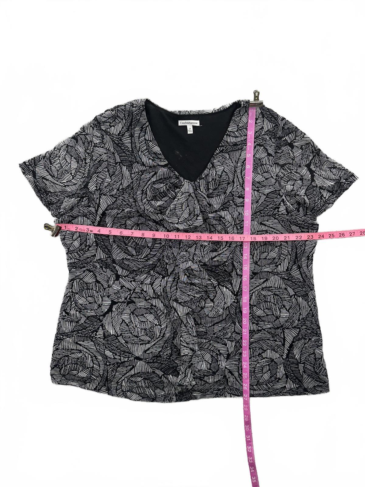 Croft & Barrow Black and White Abstract Pattern V Neck Short Sleeve Top