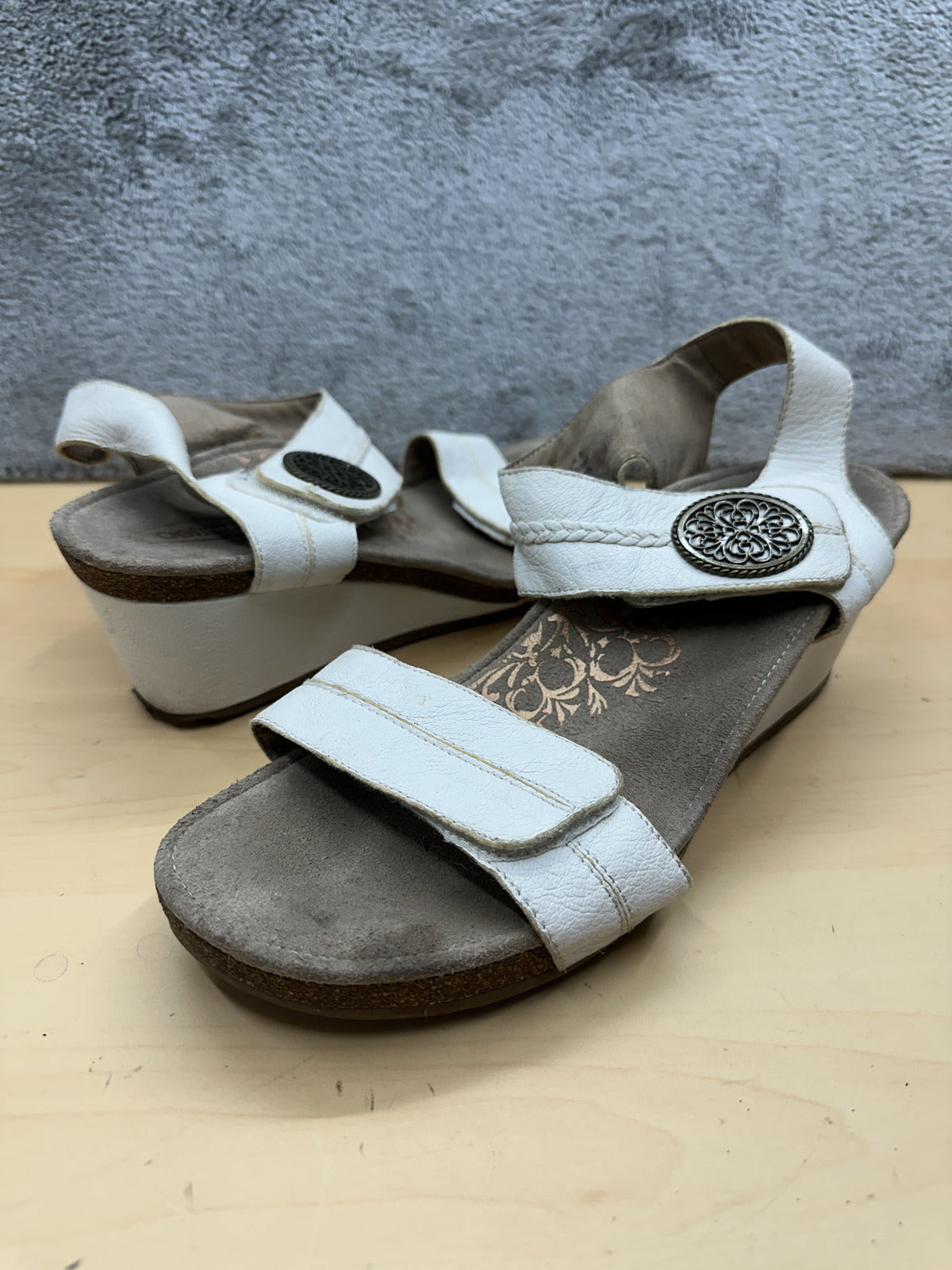 Aetrex Spirit White Leather Wedge Sandals