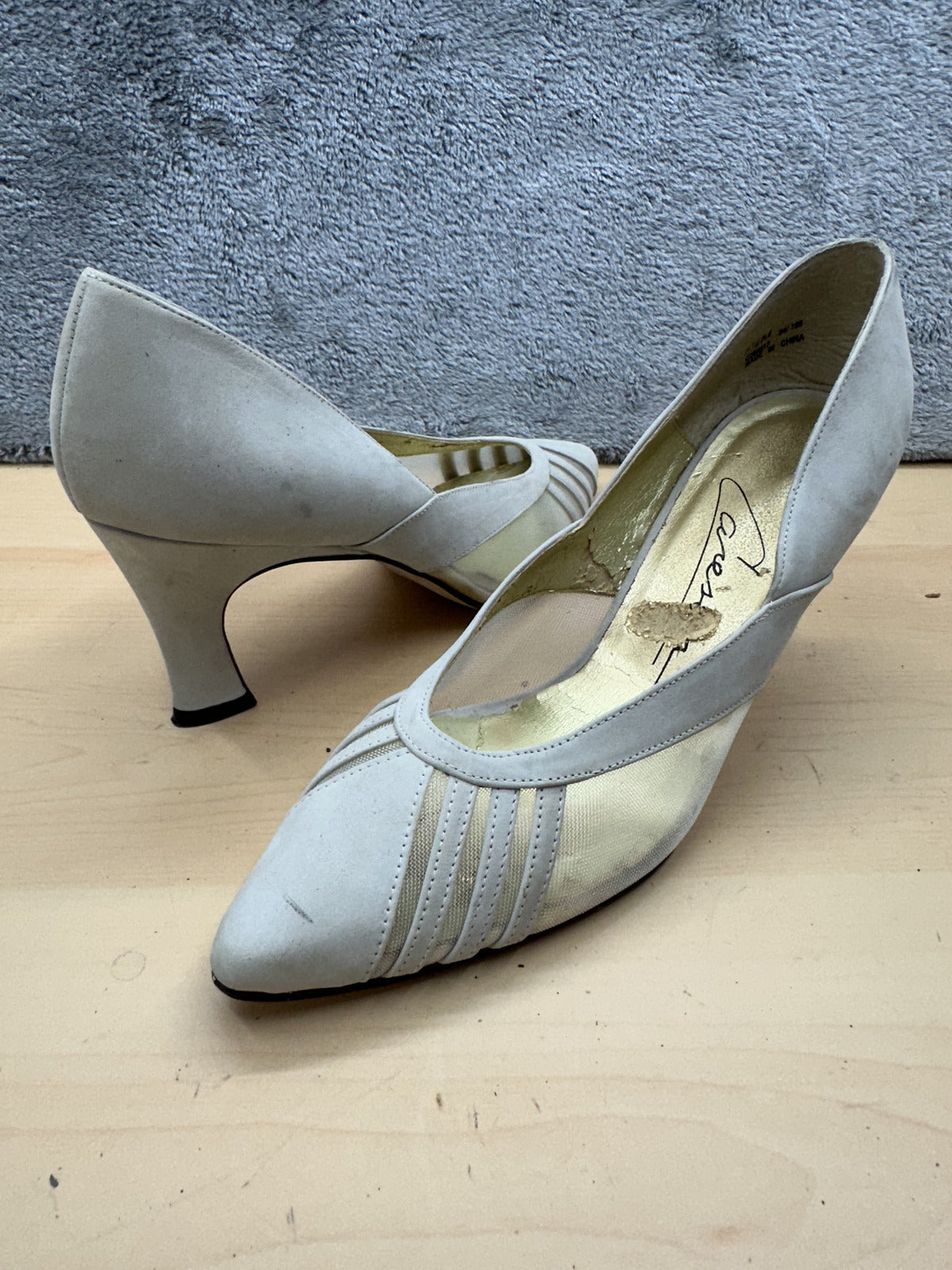 Caressa Vintage White Pointed Toe Pumps Mid Heel Classic Retro