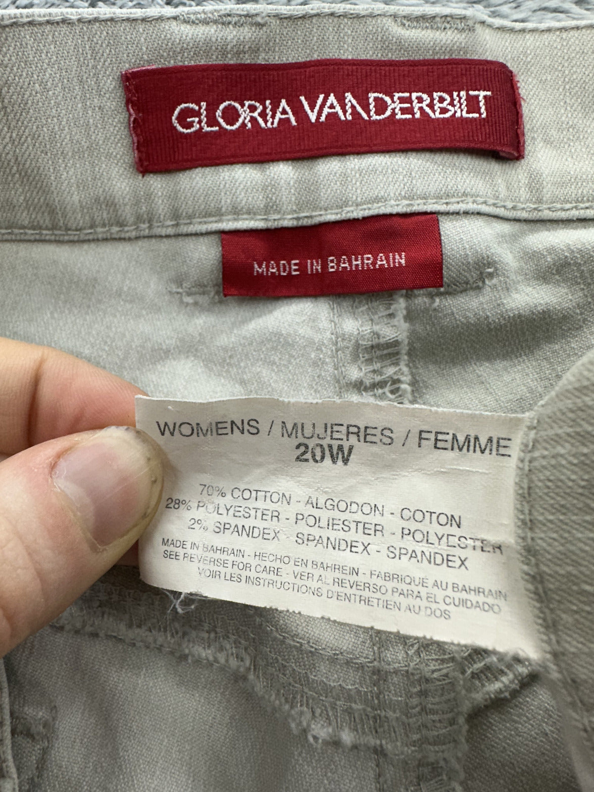 Gloria Vanderbilt White Embroidered Capri Pants