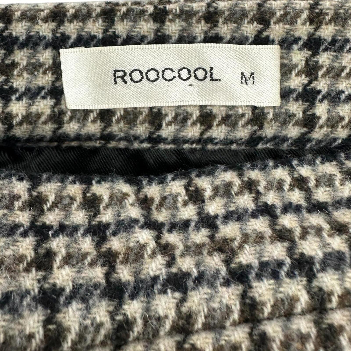 Roocool Black and Tan Houndstooth Mini Skirt with Front Pockets and Slit