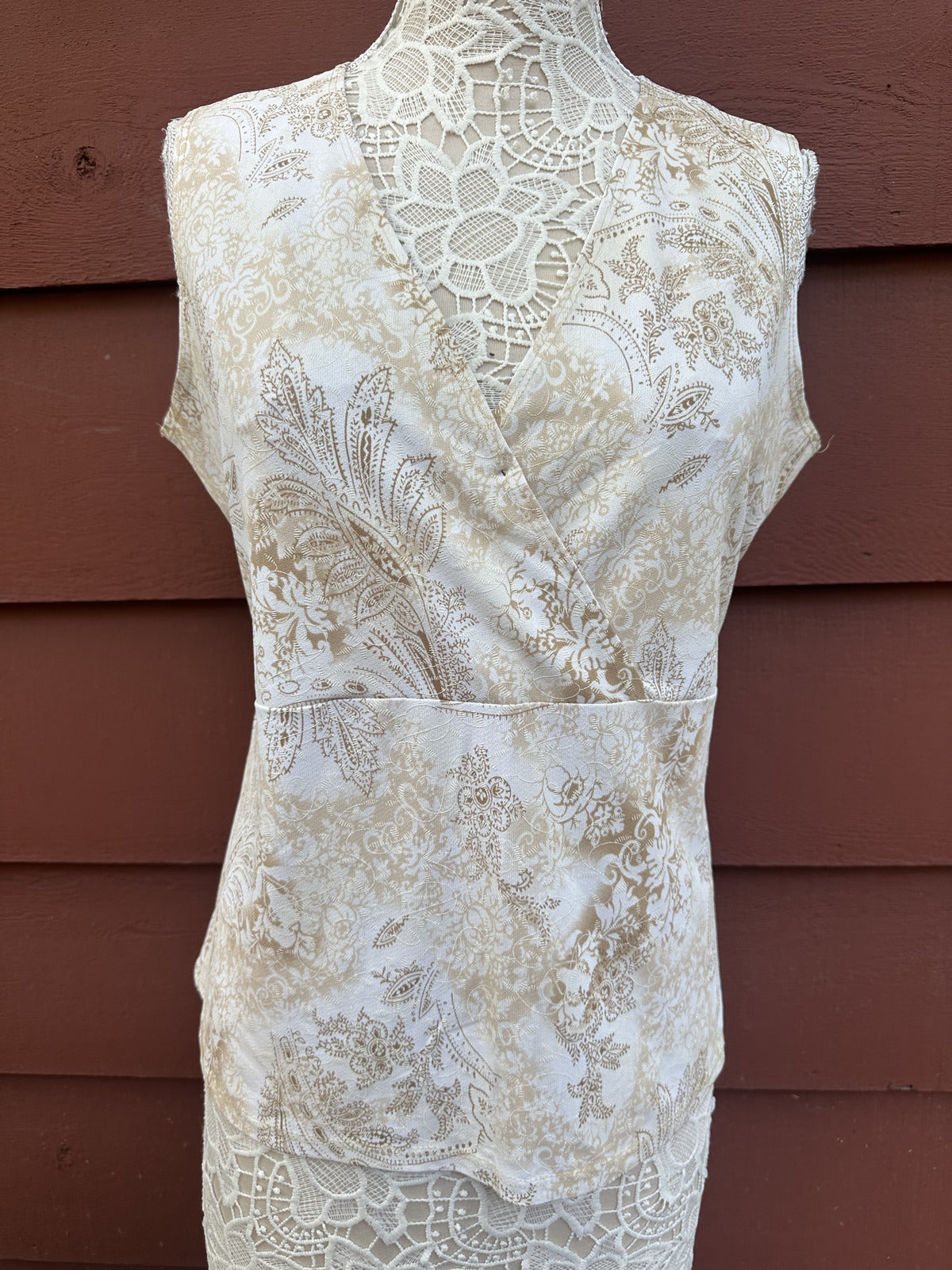 Kiwi Y2K Sleeveless Faux Wrap Paisley Top in Cream and Gold