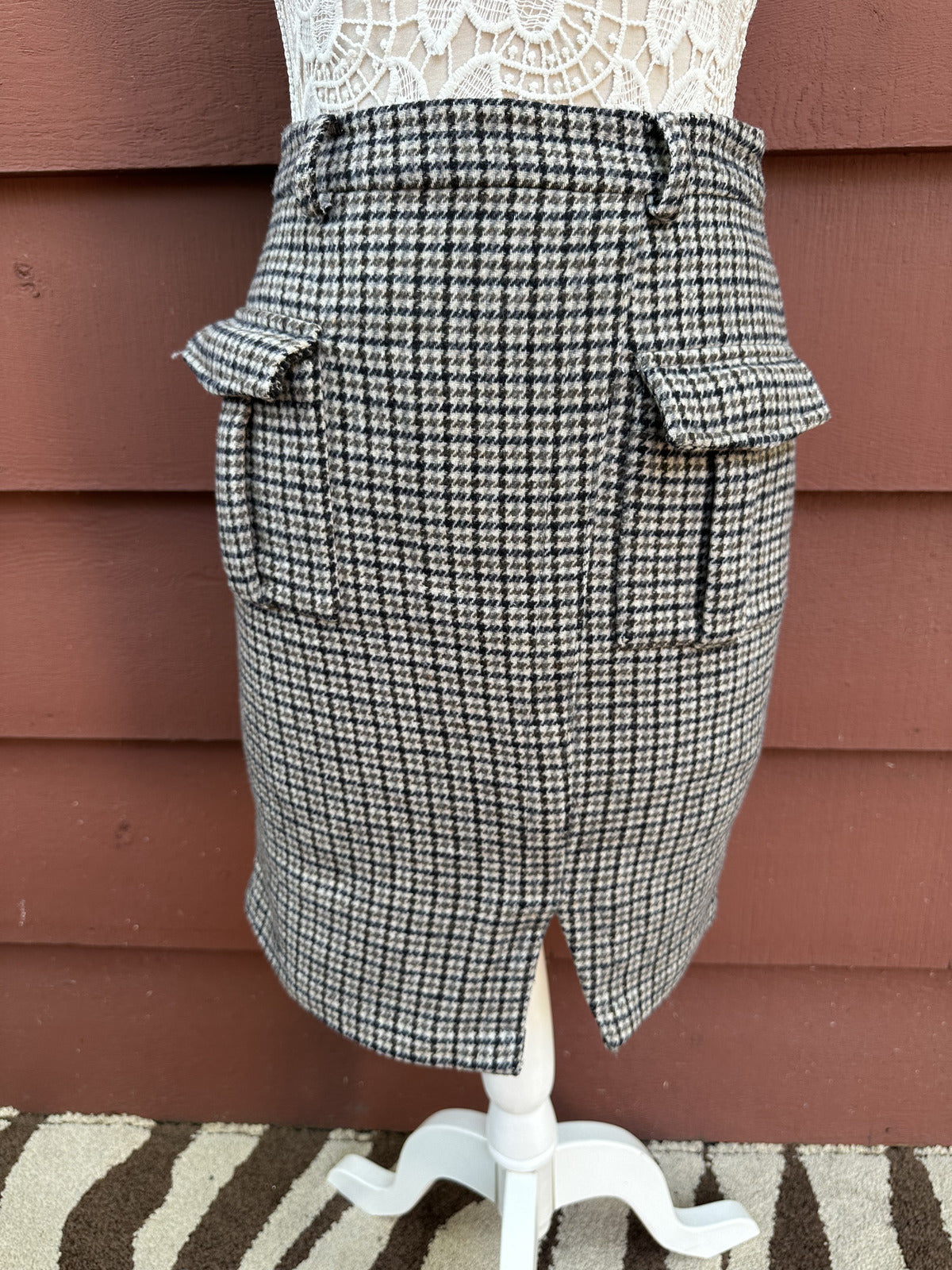 Roocool Black and Tan Houndstooth Mini Skirt with Front Pockets and Slit