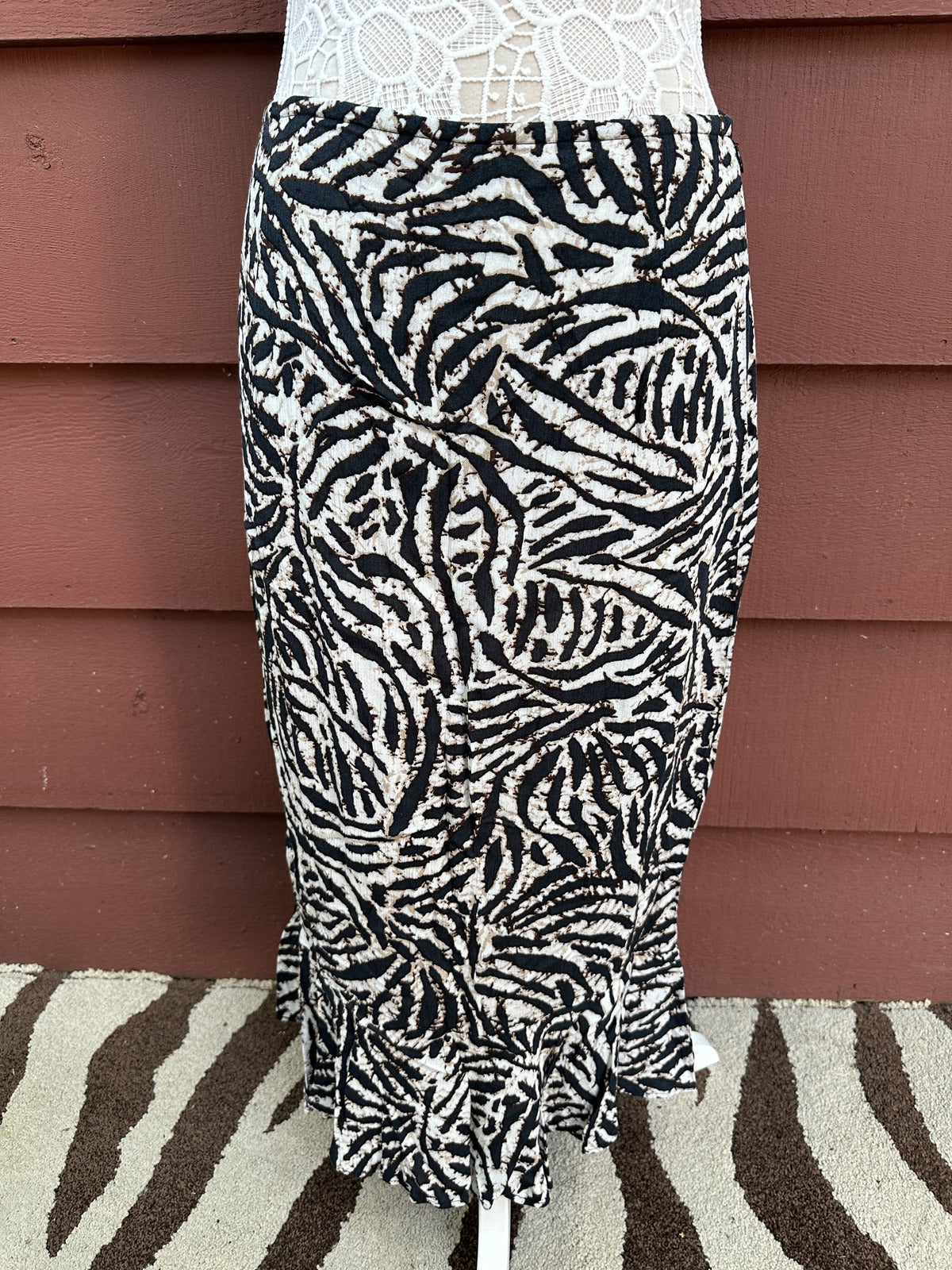 White Stag Black and White Abstract Print Midi Skirt with Ruffled Hem Y2K Boho