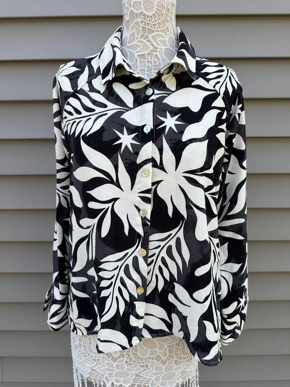Como Vintage Black and White Floral Button Up Shirt