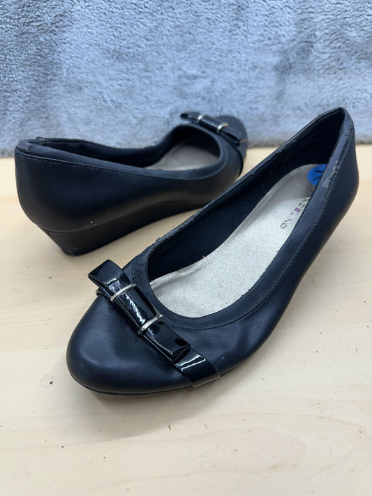 Bandolino Black Wedge Flats with Bow Accent Classic Comfortable