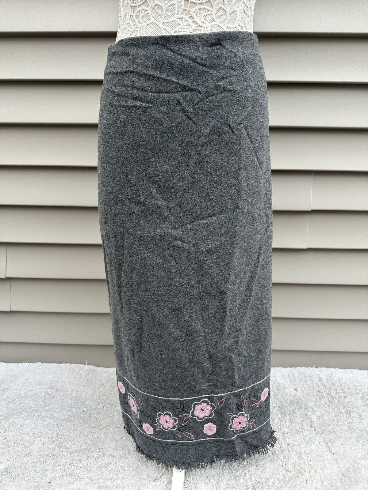 Dressbarn Vintage Gray Wool Skirt with Pink Floral Embroidery and Fringe Hem