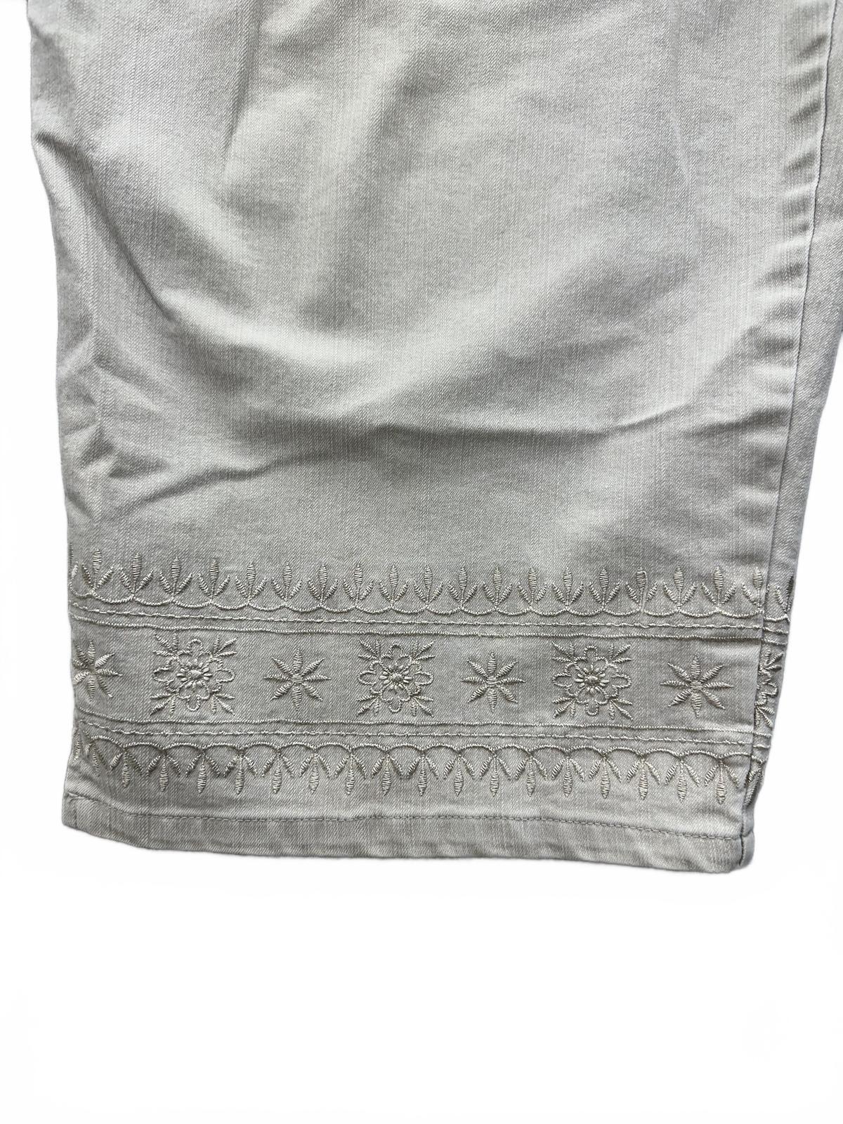 Gloria Vanderbilt White Embroidered Capri Pants