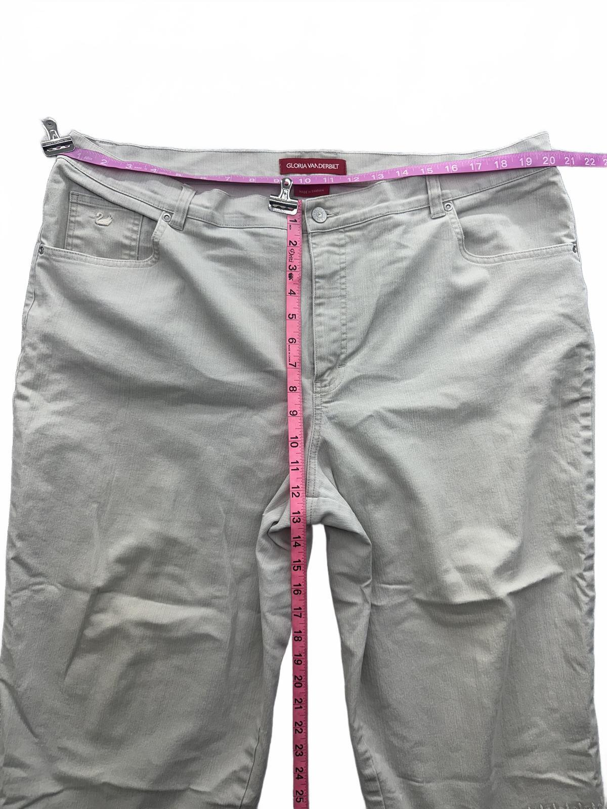 Gloria Vanderbilt White Embroidered Capri Pants