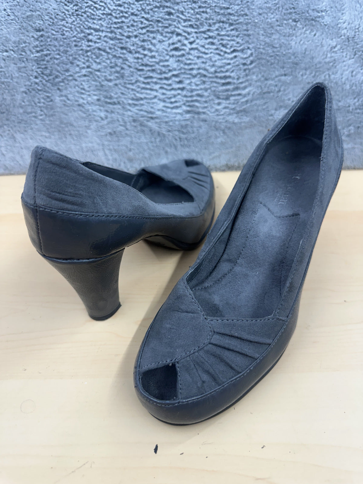What's What by Aerosoles Gray Suede Peep Toe Heels Classic Vintage Style
