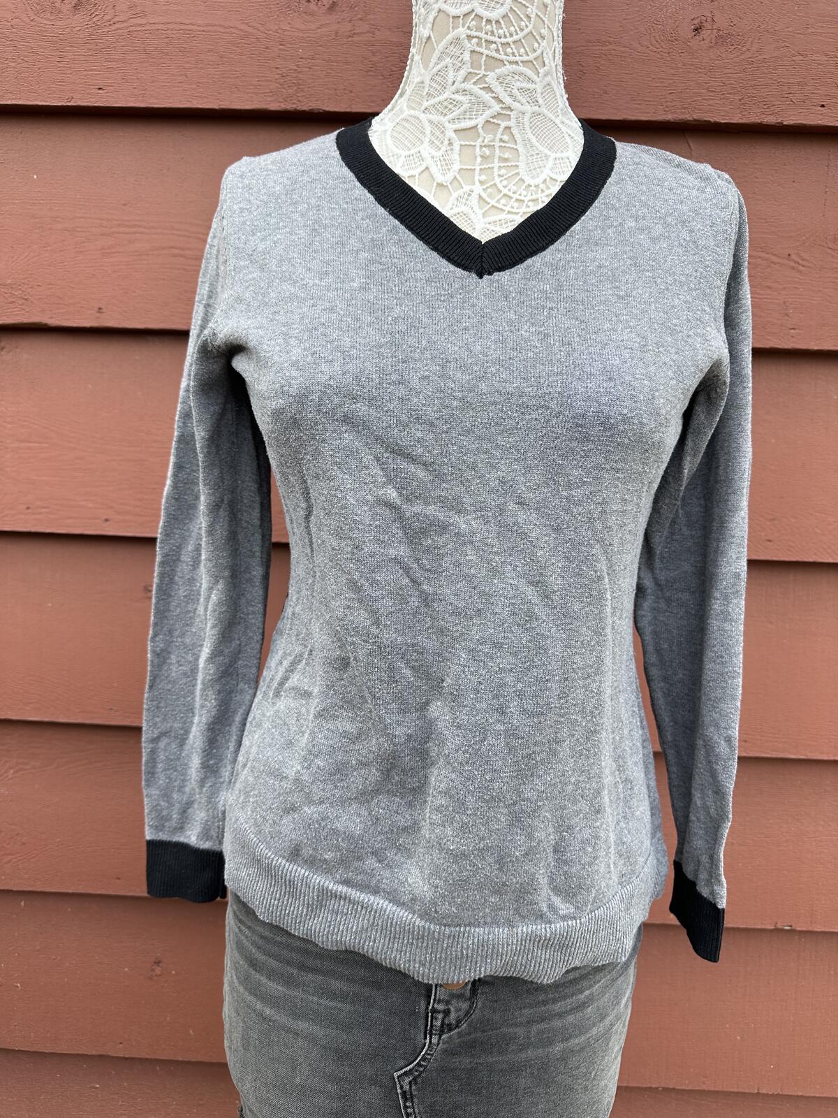 Croft & Barrow Two Tone V Neck Sweater in Gray and Black