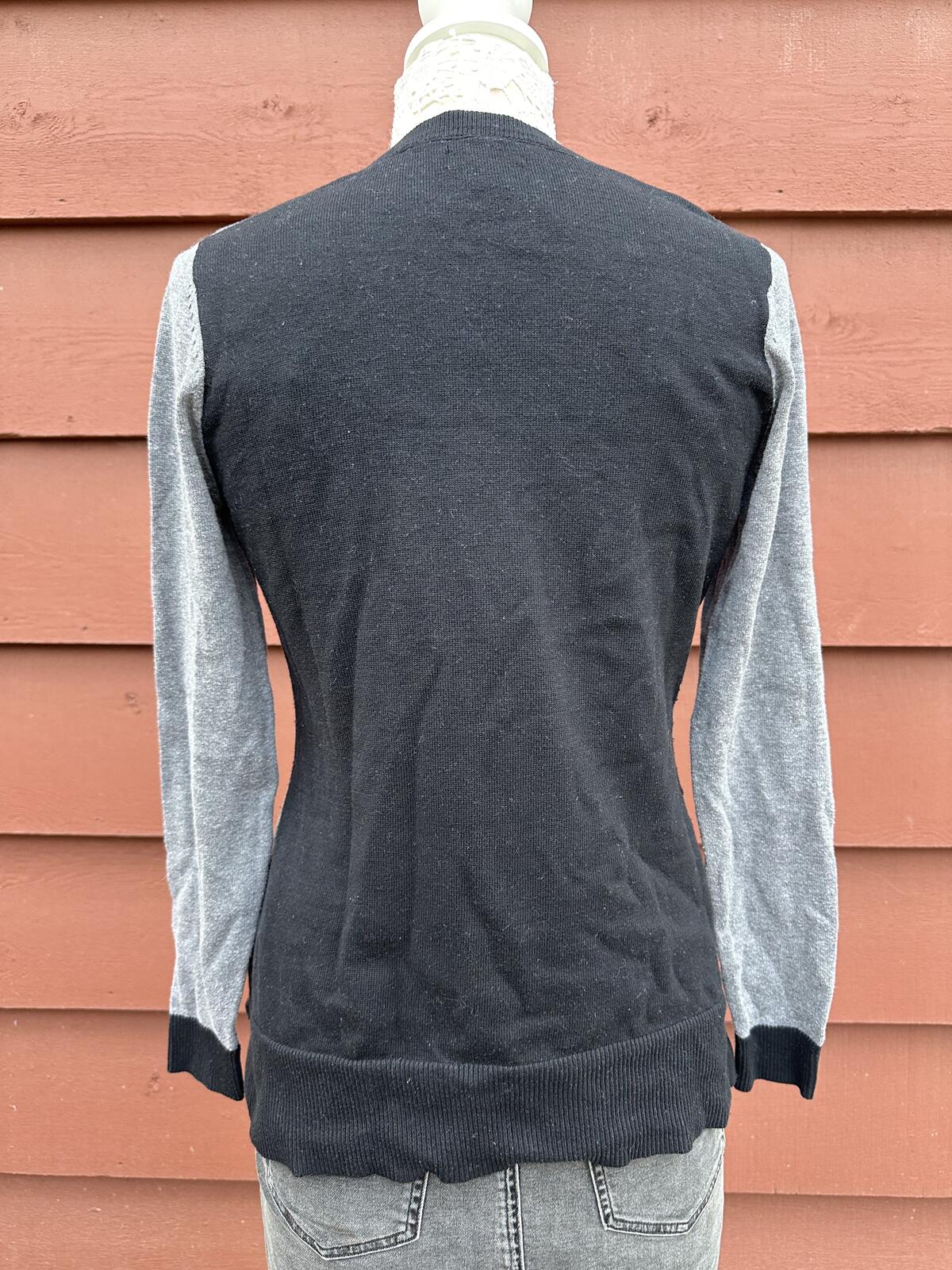 Croft & Barrow Two Tone V Neck Sweater in Gray and Black