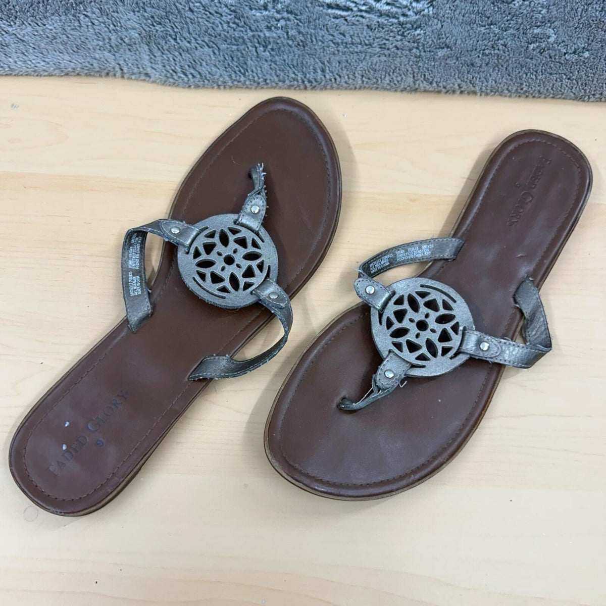 Faded Glory Silver Pewter Medallion Thong Sandals Boho Chic Y2K