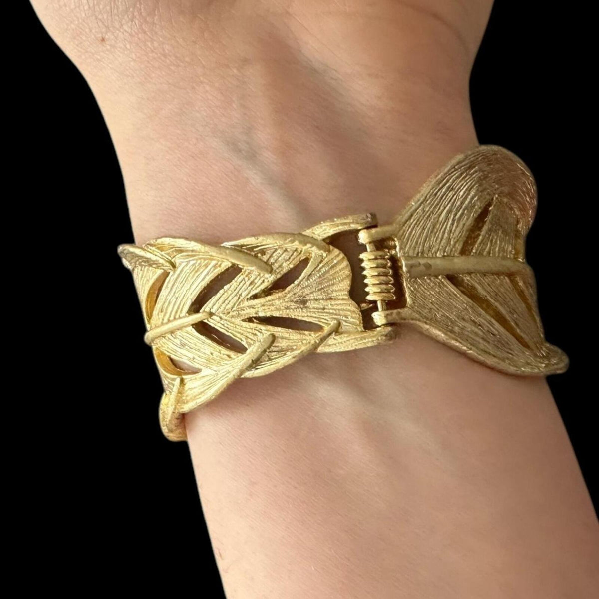 Vintage Gold Leaf Design Hinged Bracelet